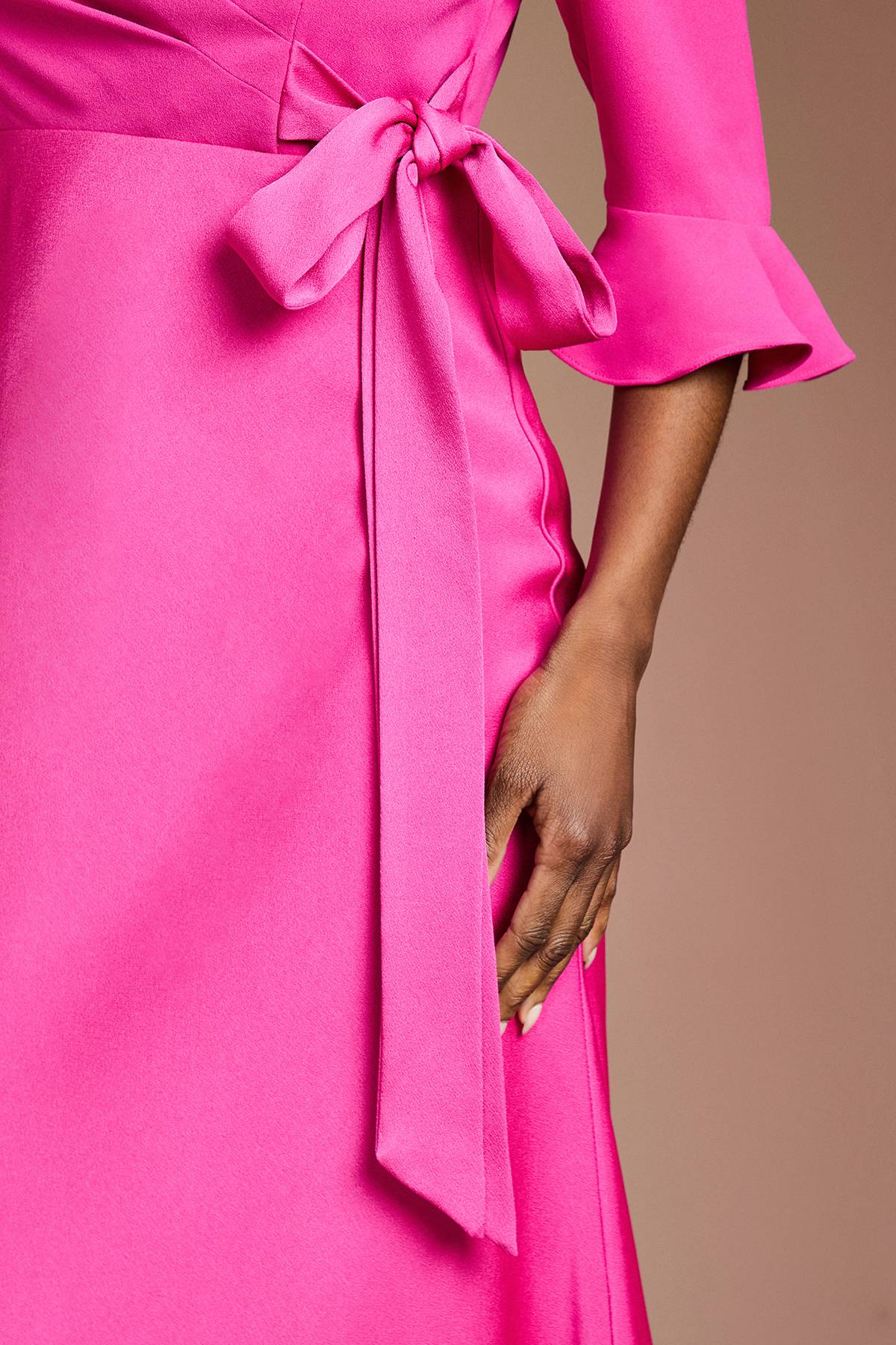 Coast Robe Portefeuille en Crêpe Satiné à Manches Volantées