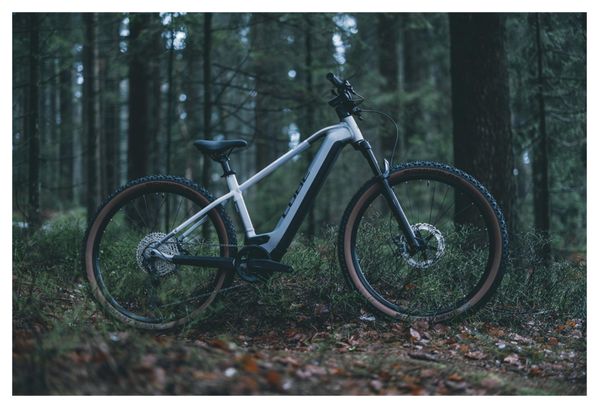 VTT Électrique Semi-Rigide Cube Reaction Hybrid SLT 750 Shimano XT 12V 750 Wh 27.5'' Argent Blanc Cream