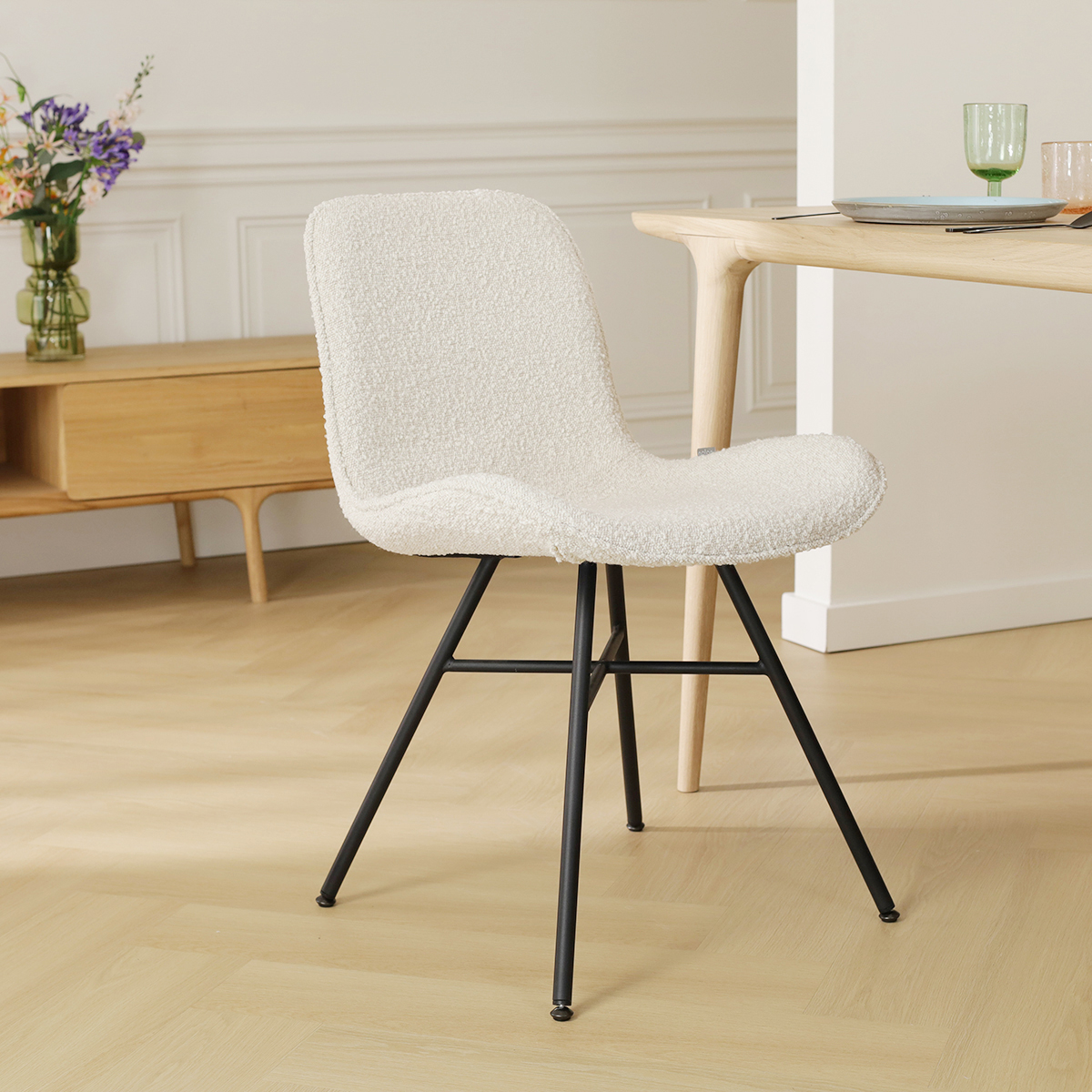 Eetkamerstoel Noa-Fé bouclé beige - zwart onderstel
