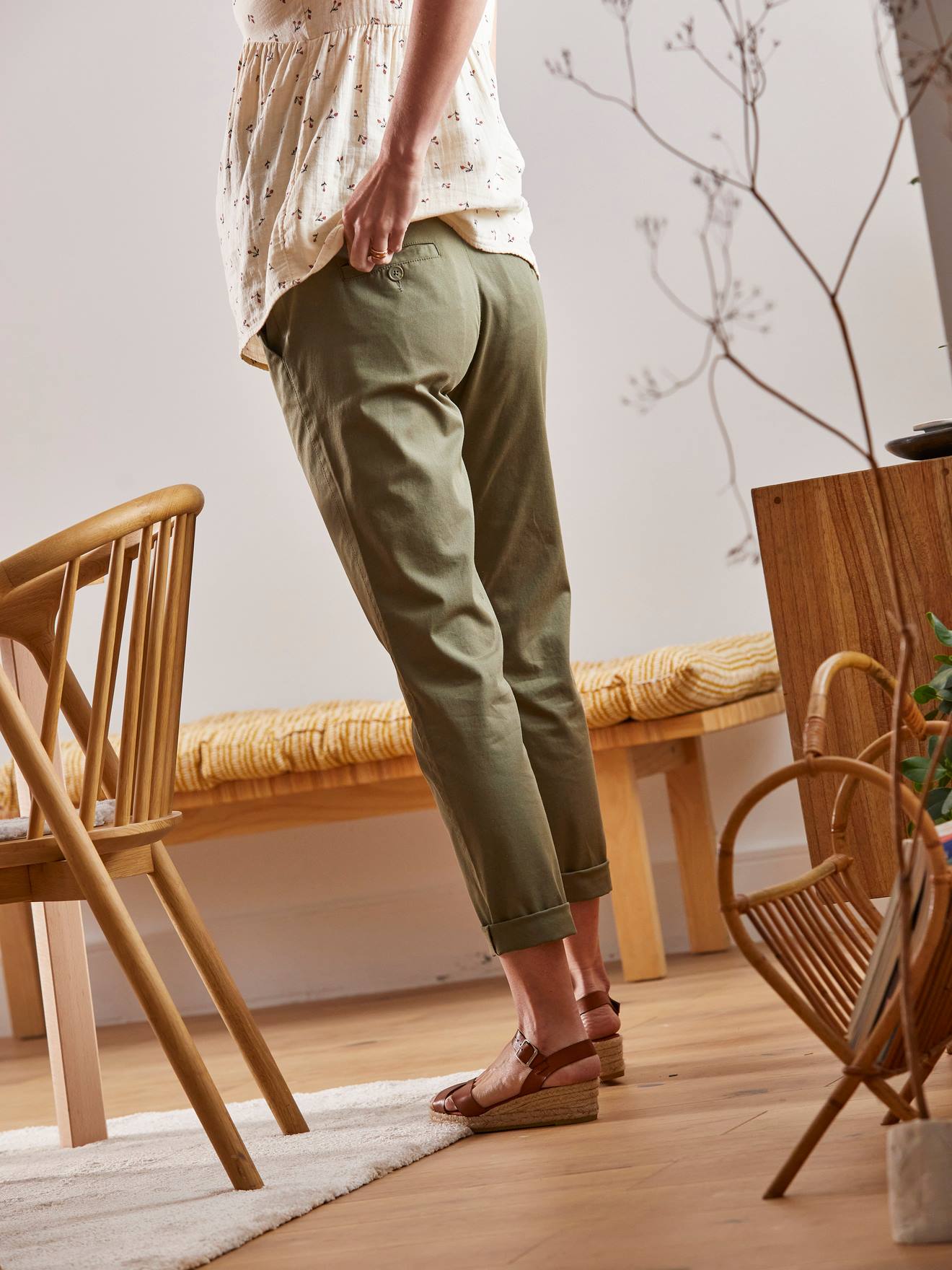 Calças chino lisas de algodão stretch verde-escuro para gestantes.