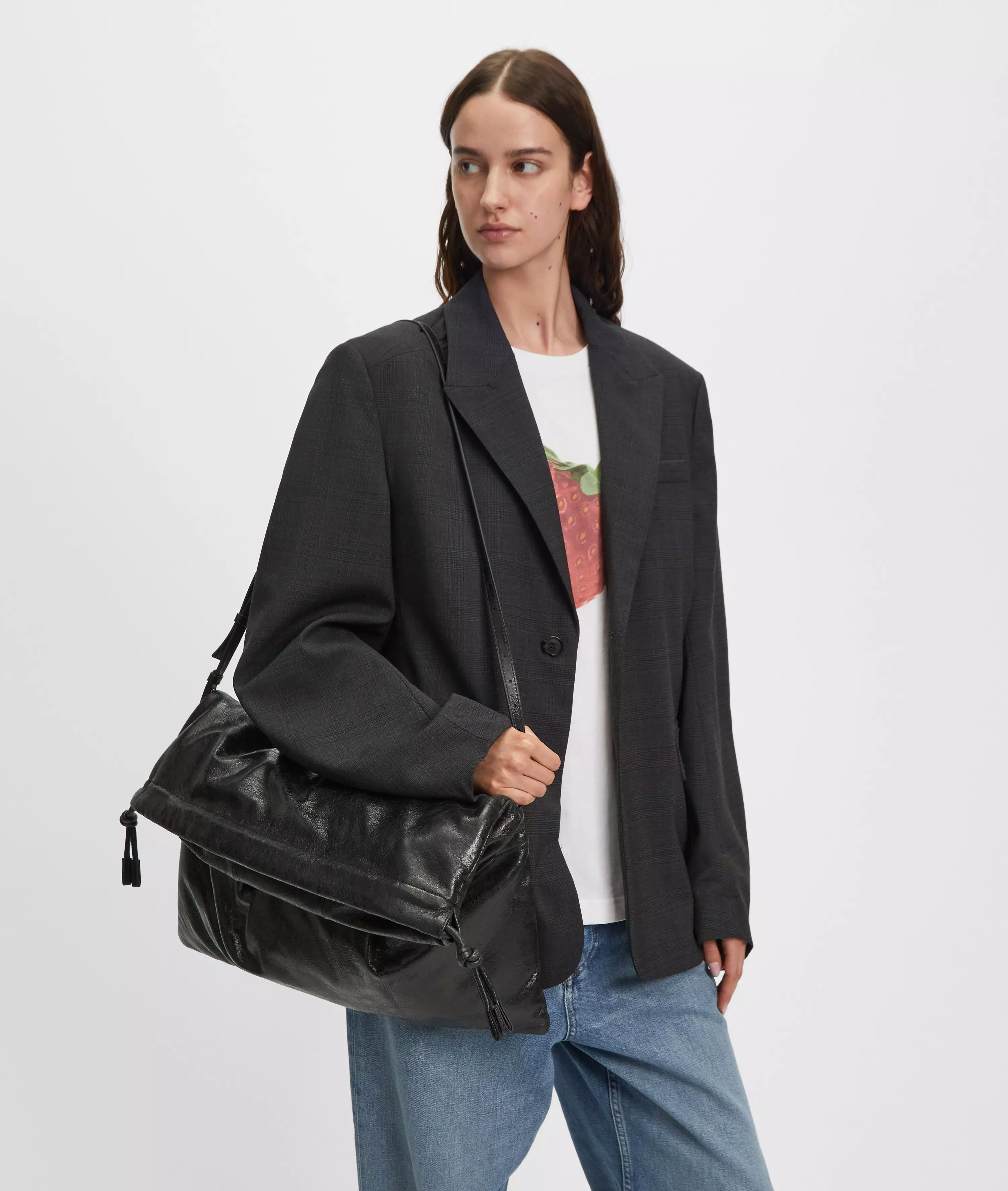 Lya II Hobo XL Very large pouch bag made from soft leather with a crinkle effect