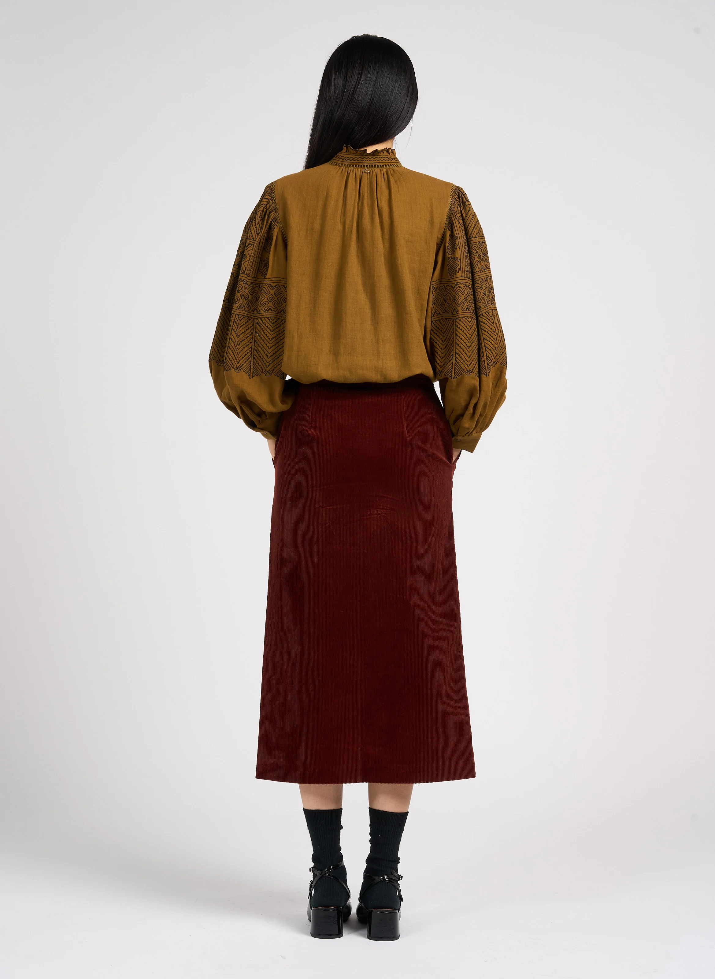 SVETLANA - Chemise col rond brodée en voile de coton | Marron