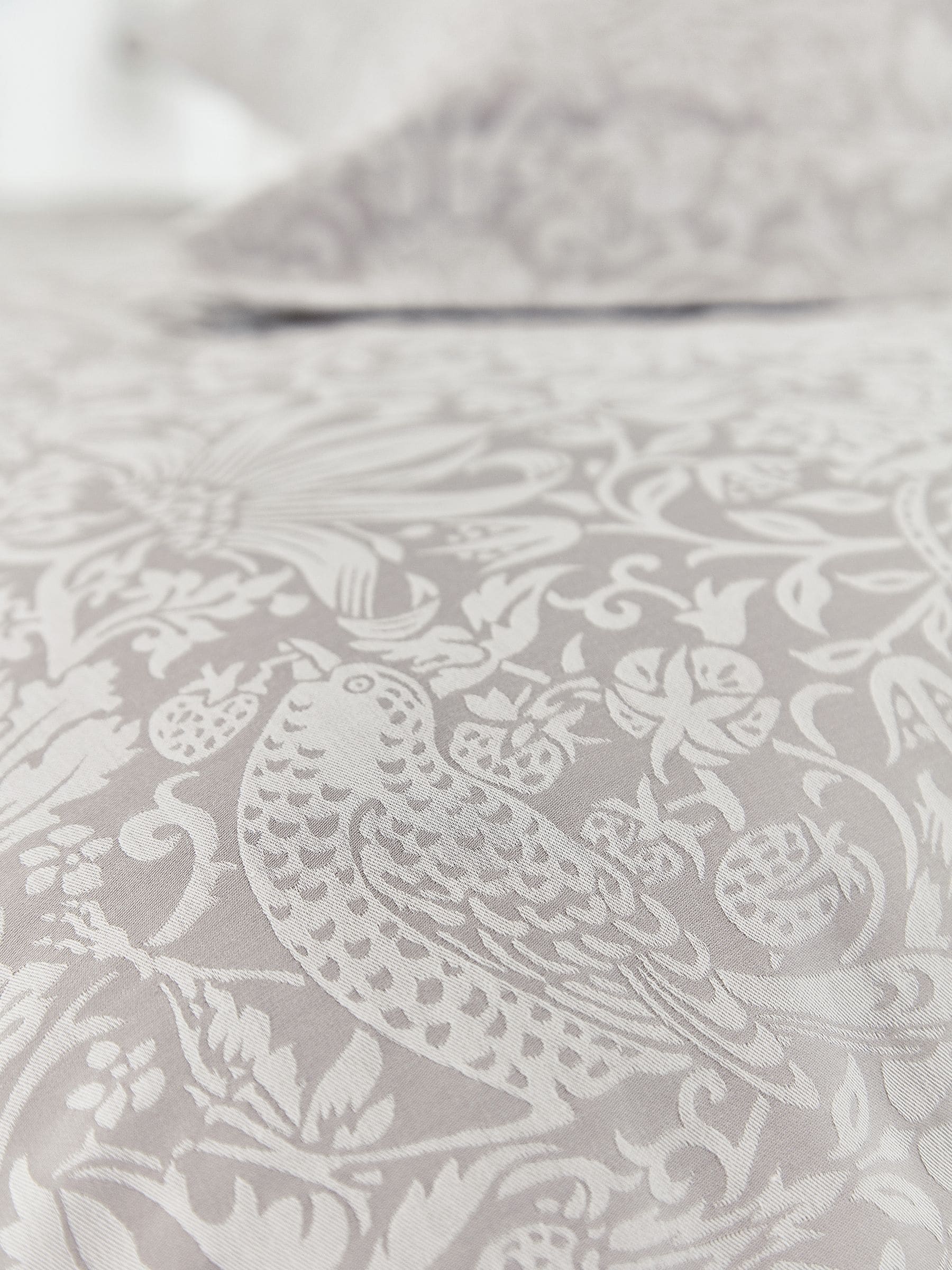 Morris & Co. Pure Strawberry Thief jacquard dekbedovertrek