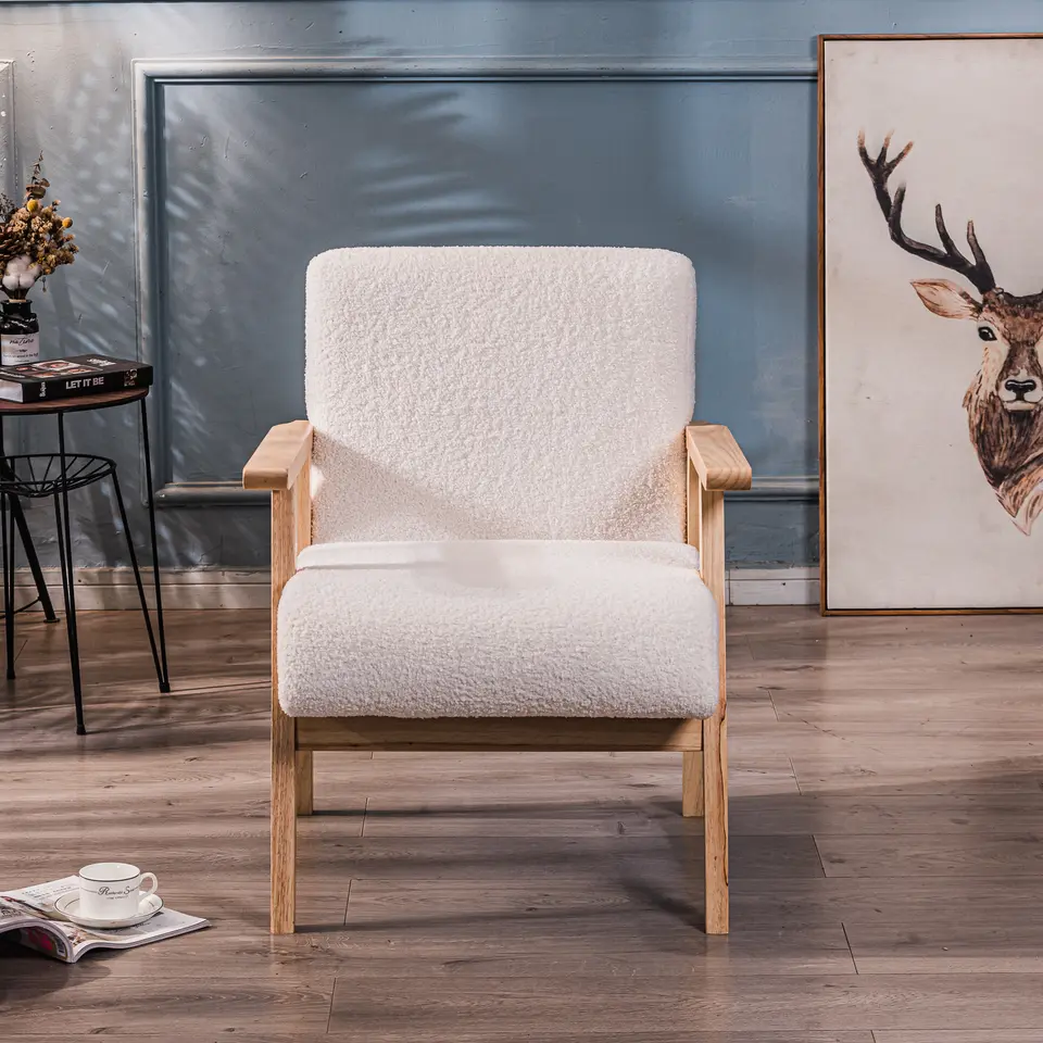 Fauteuil van massief hout en witte lussen