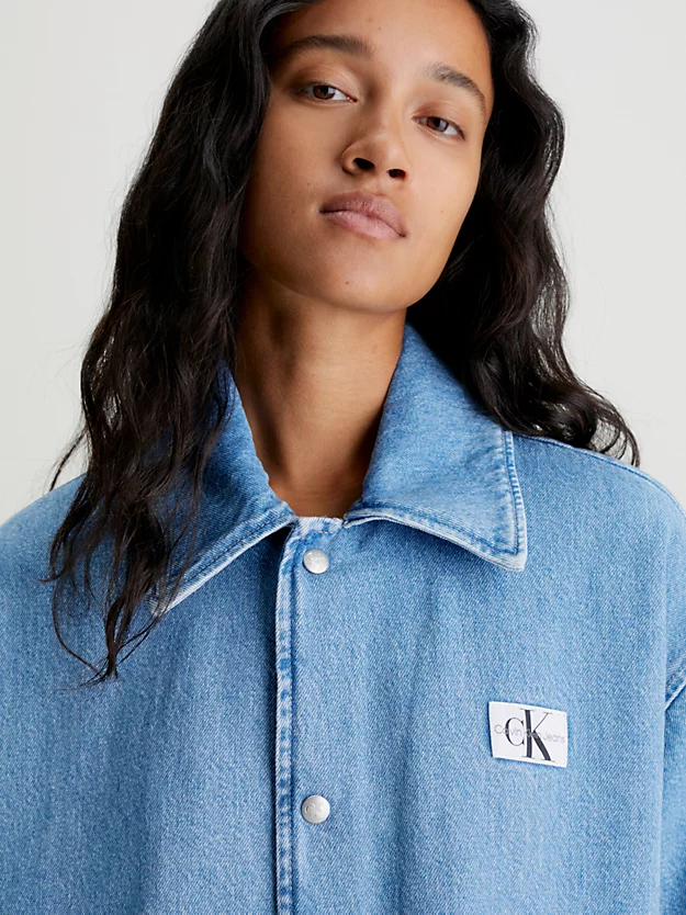 Jaqueta jeans estilo skater com modelagem relaxada
