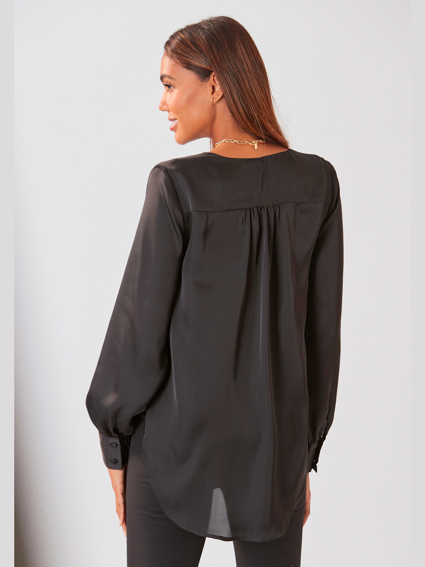 Chemisier en satin fronces tendance à l'épaule