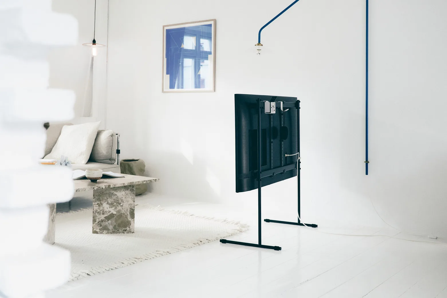 Pedestal Tube Noir Supports TV