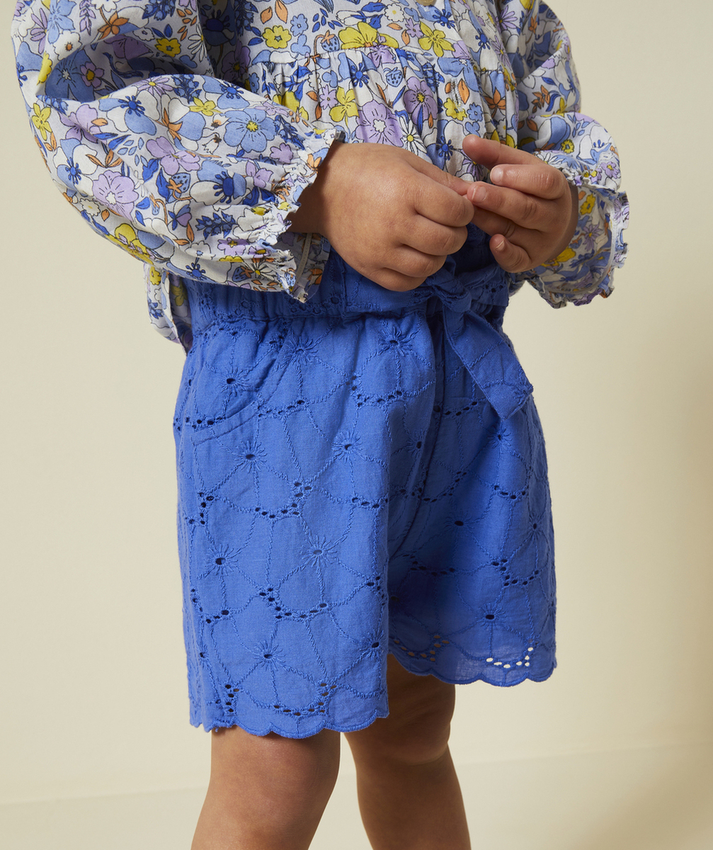 SHORT DROIT BÉBÉ FILLE BLEU EN BRODERIE AJOURÉE