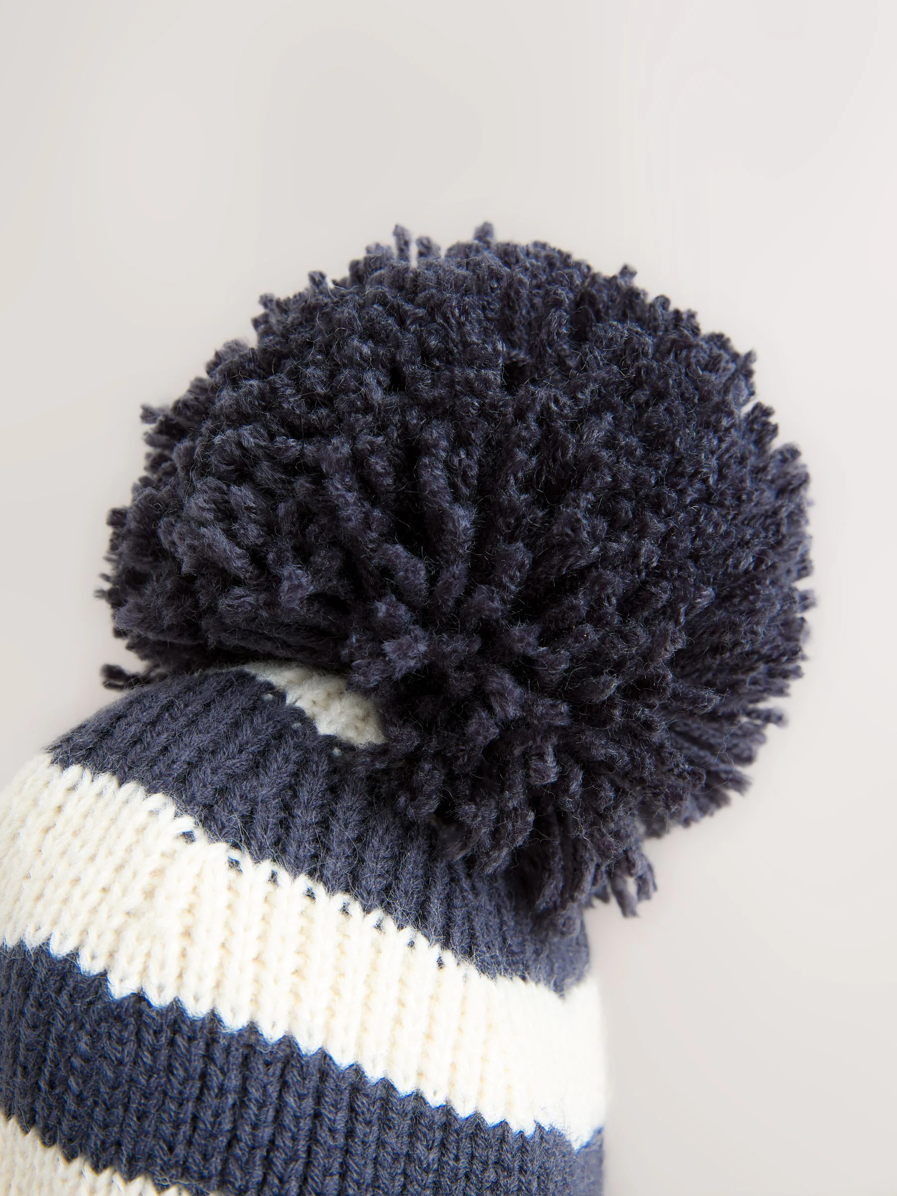 Marineblauw/witte beer - Beanie-muts met oorbedekking en pompon (3mnd -10jr)