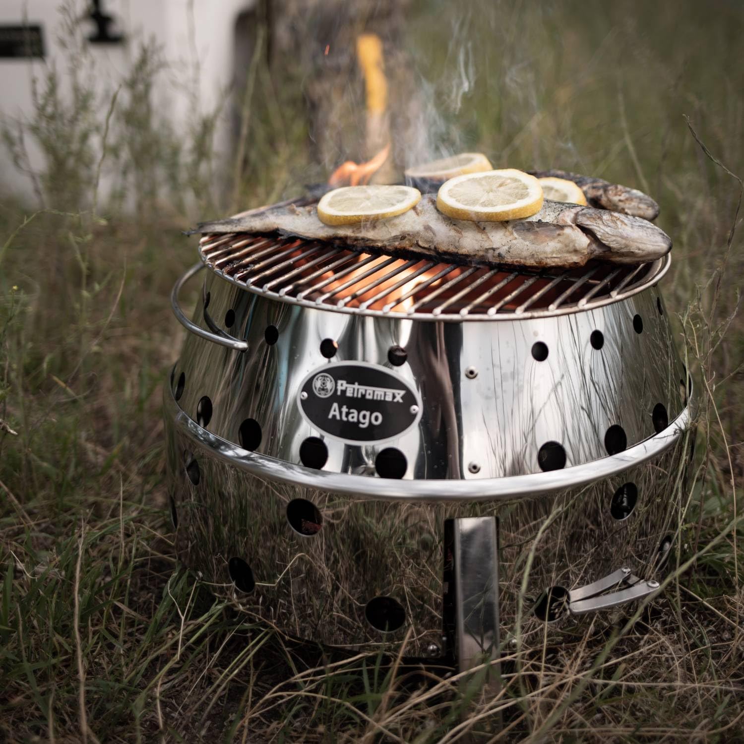 Petromax Atago Grill - Tischgrill für den Einsatz beim Camping, im Garten oder Balkon - ideal zum Grillen, als Ofen oder Feuerschale - Picknick Grill mit Kohle- und Grillrost - Edelstahl