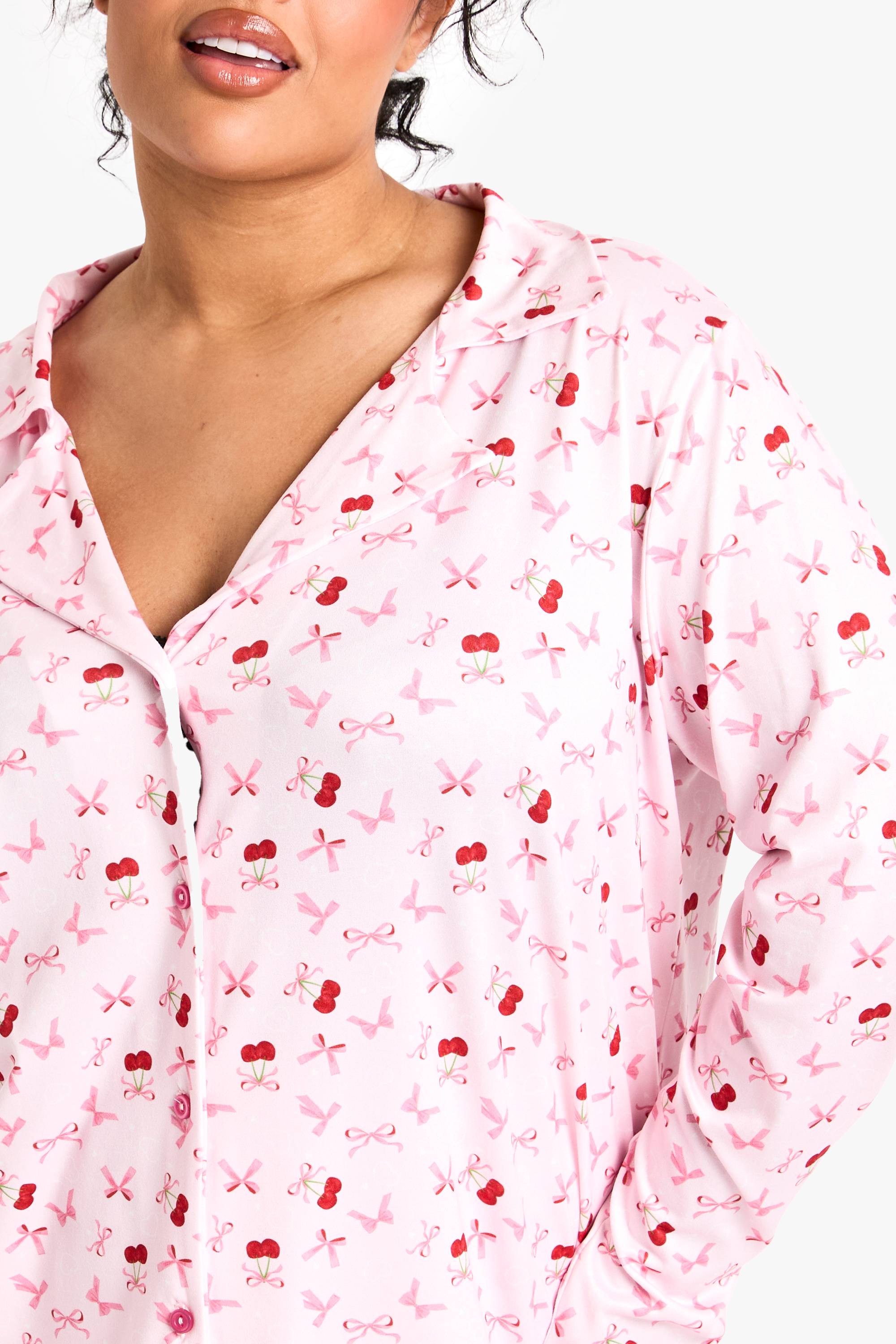 boohoo Plus Ensemble Pyjama Grande Taille à Imprimé Cerise, Manches Longues & Pantalon