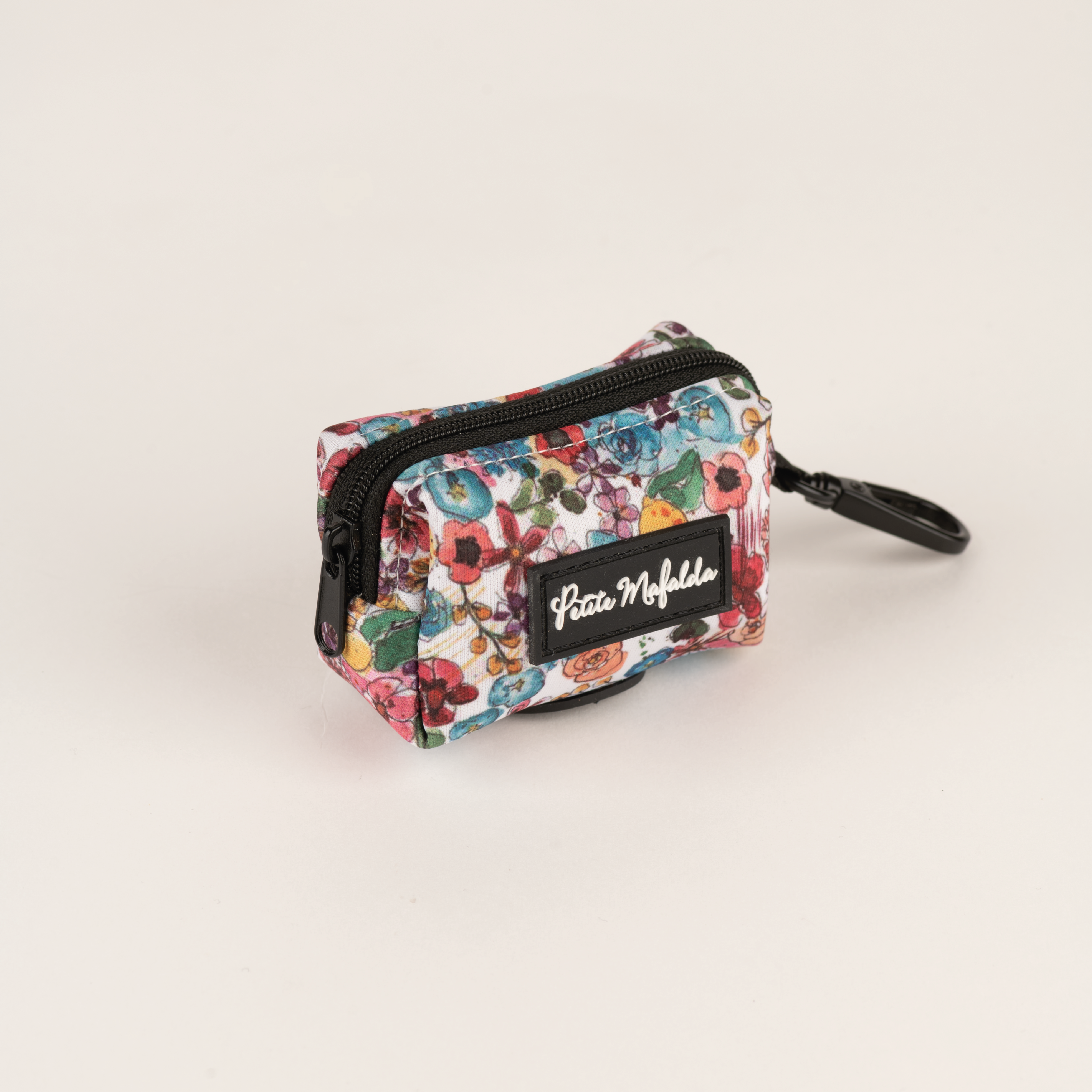 Conjunto Petite Mafalda com coleira, guia e porta-bolsas com estampa floral azul para cães.