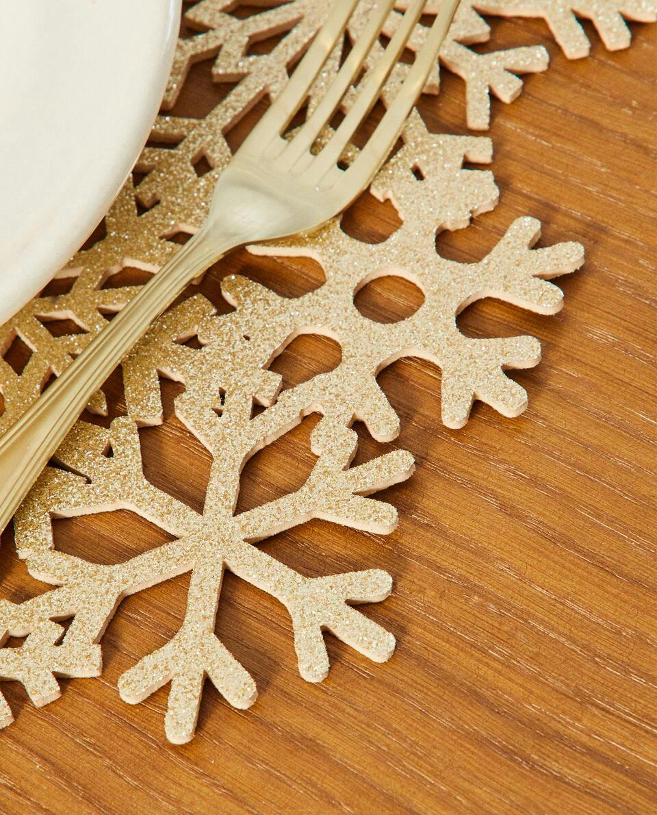 Jogo americano de Natal com flocos de neve brilhantes