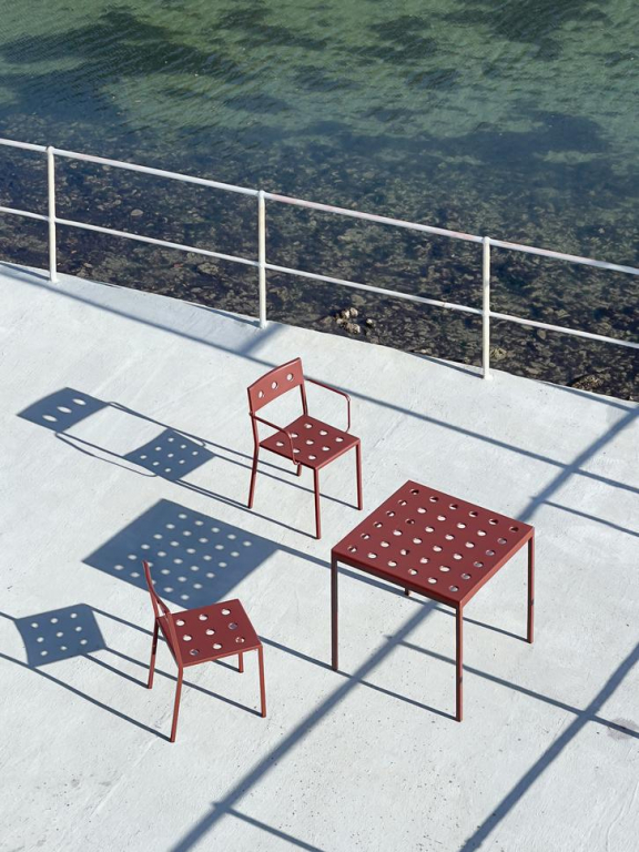 Hay Balcony tuinstoel met armleuning iron red