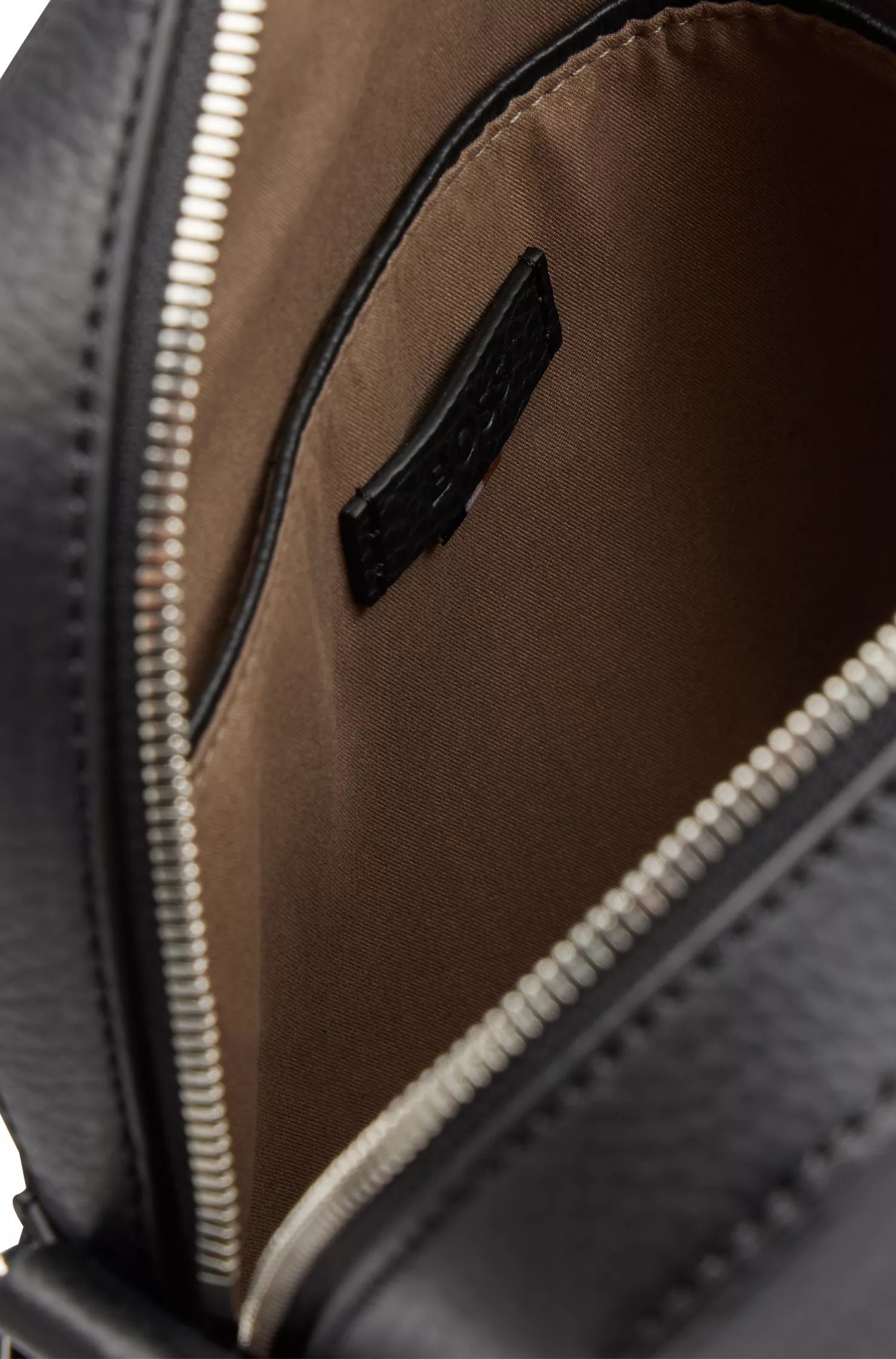 Bolsa BOSS Black-Reporter em couro italiano granulado com logotipo em relevo.