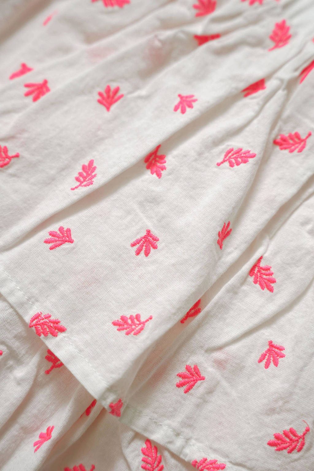 B.Nosy rok met all over print wit/fluor roze