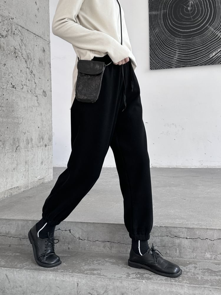 SIMPLE BLACK - Effen cropped harembroek met trekkoord in de taille