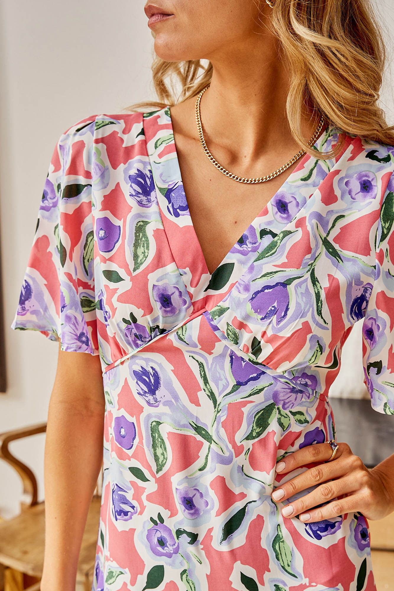 Vestido midi floral em tons de rosa - Maquiagem