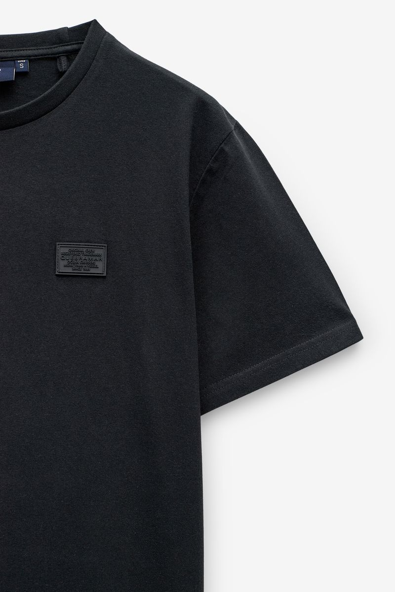 T-SHIRT COM BADGE