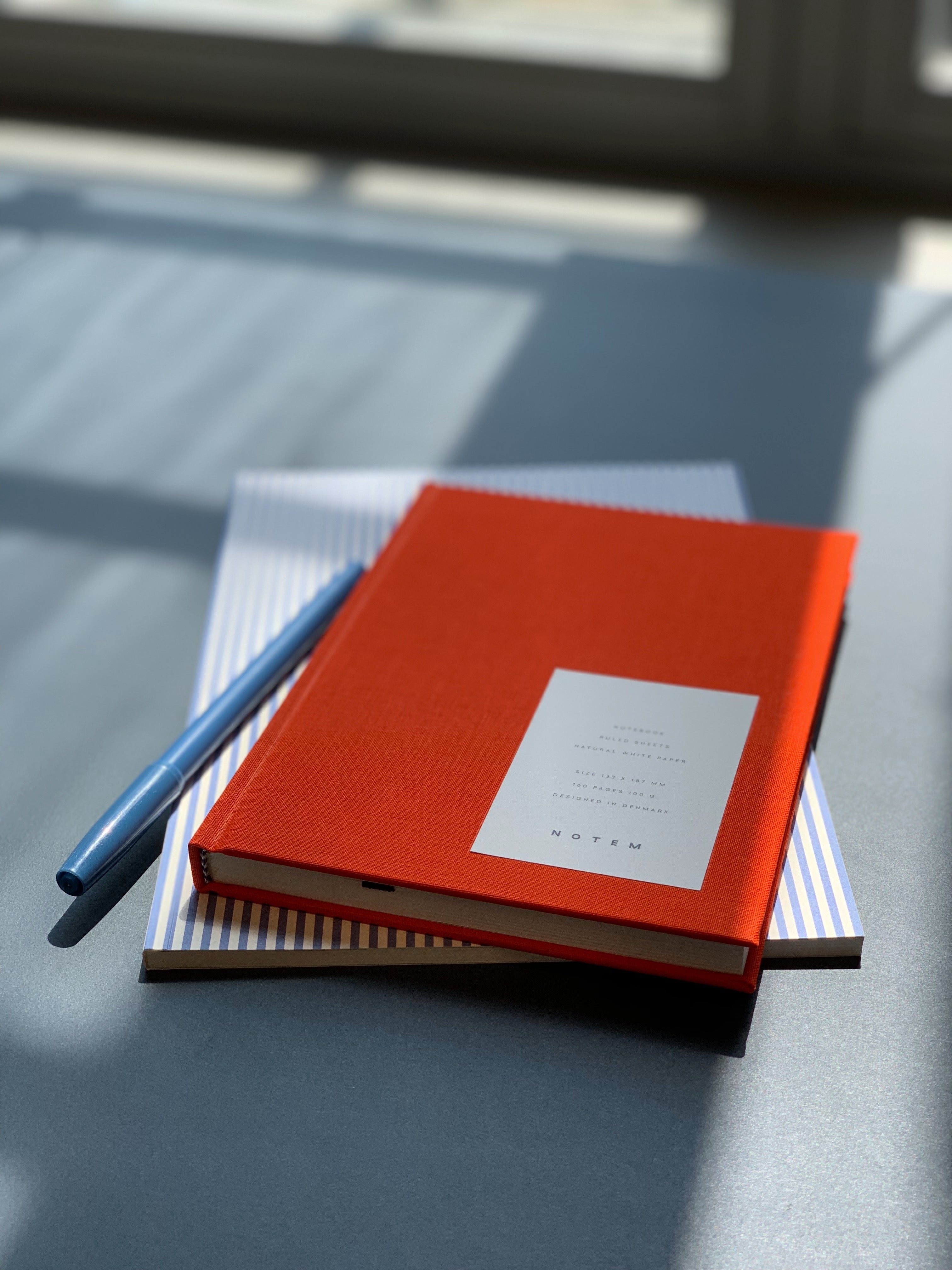 Notem  BEA notesbog m. elastisk bånd - Bright Red
