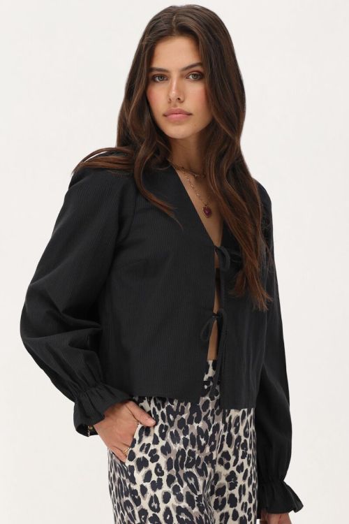 Zwarte blouse met strikjes en streepjes