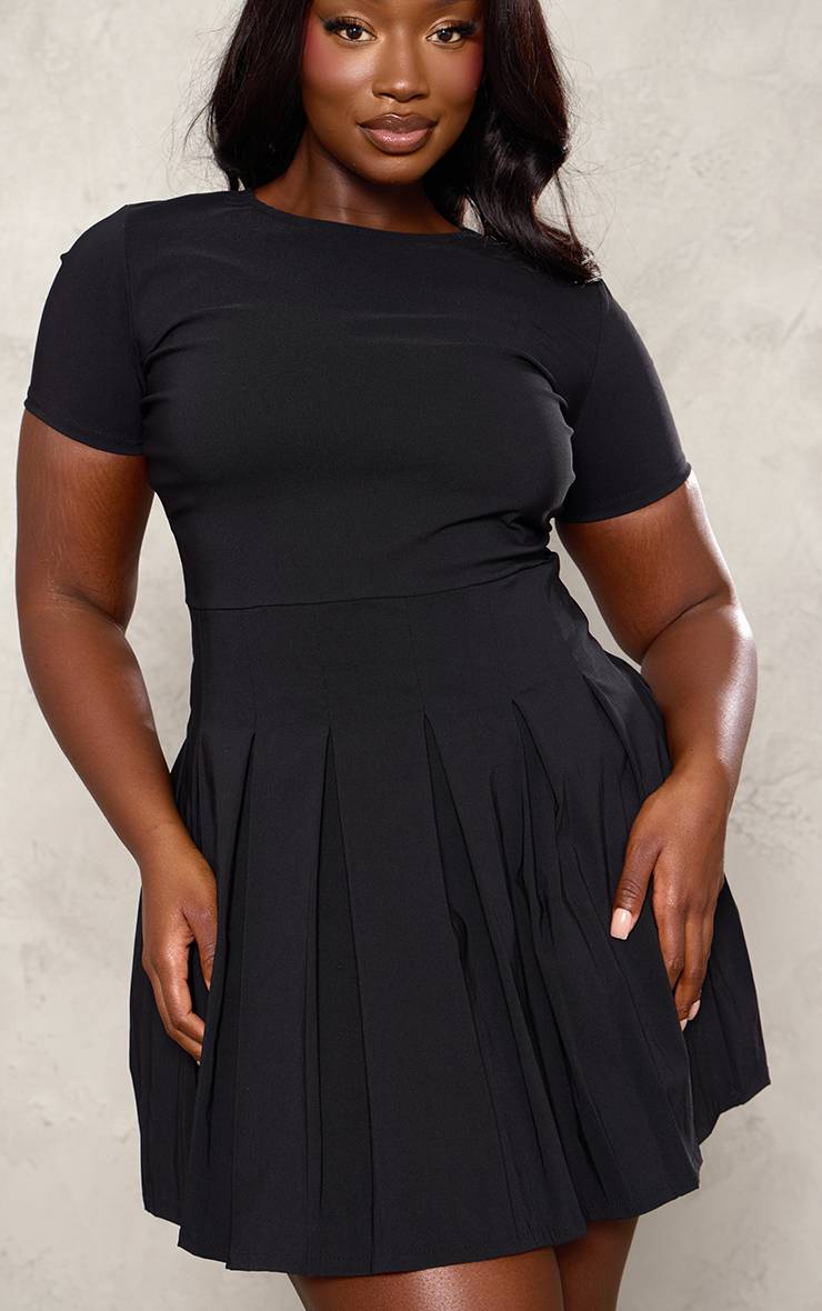 Noir Robe Courte Ajustée Grande Taille Avec Détail D'ourlet Plissé