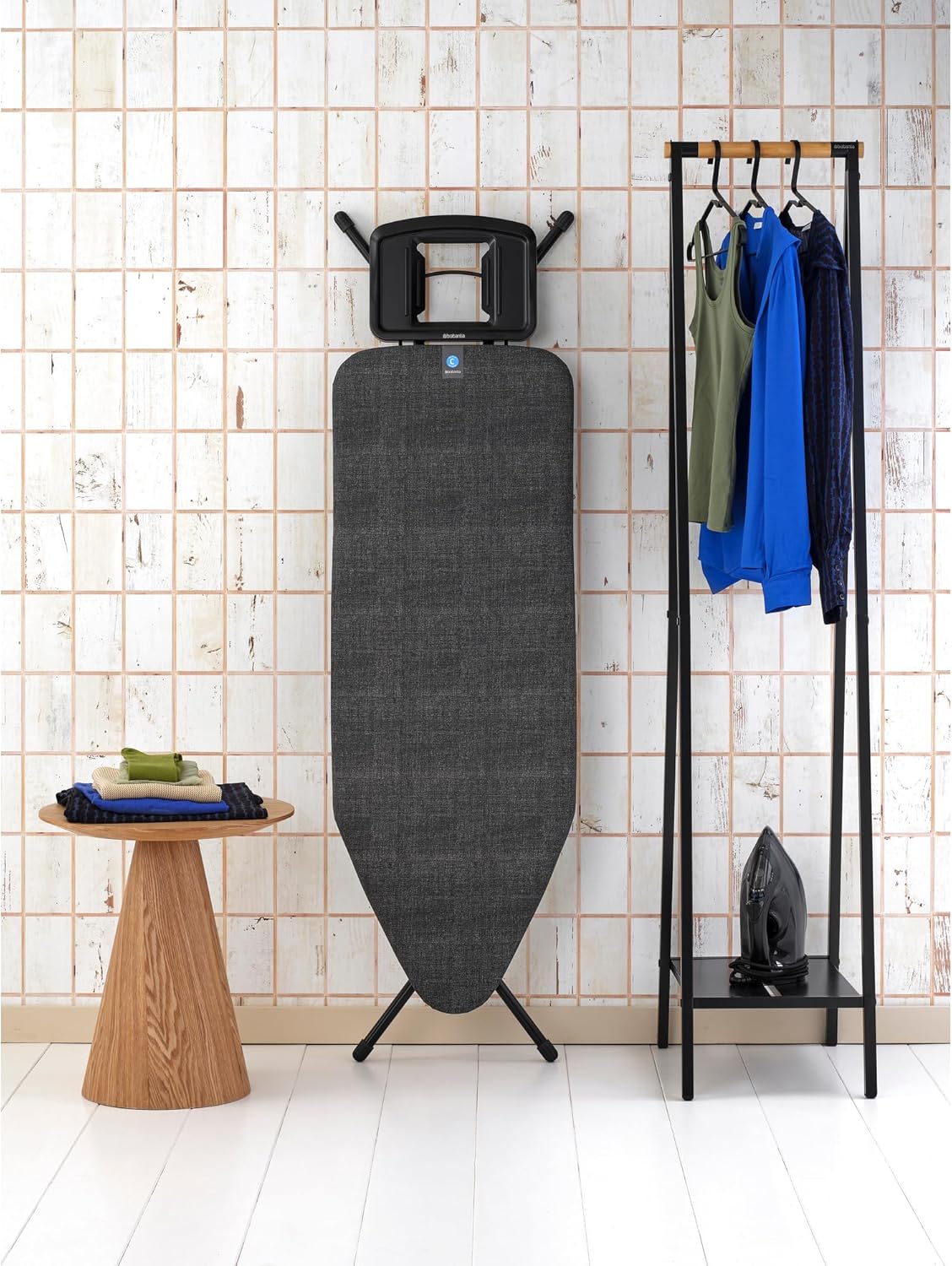 Brabantia - Bügelbrett C - für Dampfbügeleisen - XL-Dampfbügelbrett - Höhenverstellbar - für Links- oder Rechtshänder - Solider Vierfußrahmen - Bügeleisen bis 15 cm - Denim Black - 124 x 45 cm