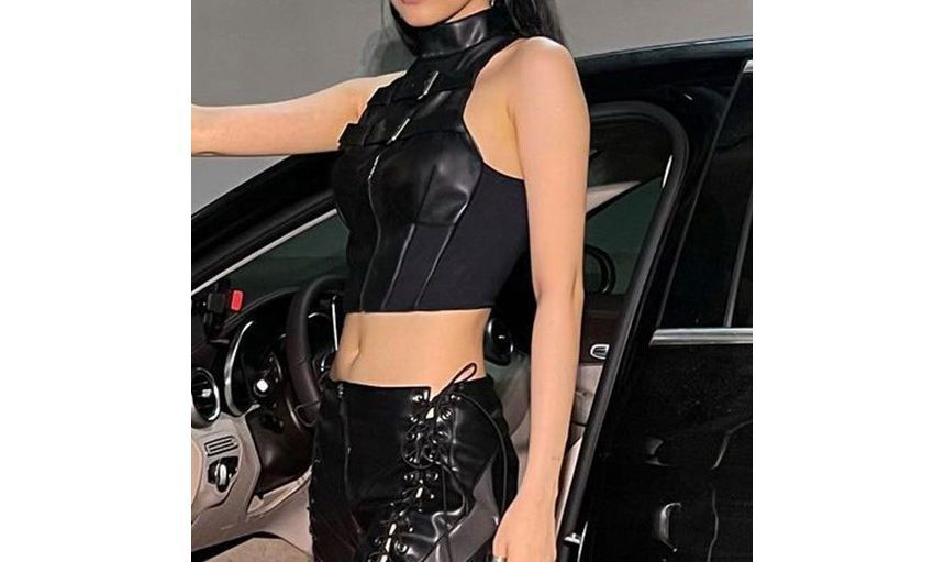 Trisica - Mouwloze crop top van imitatieleer met opstaande kraag
