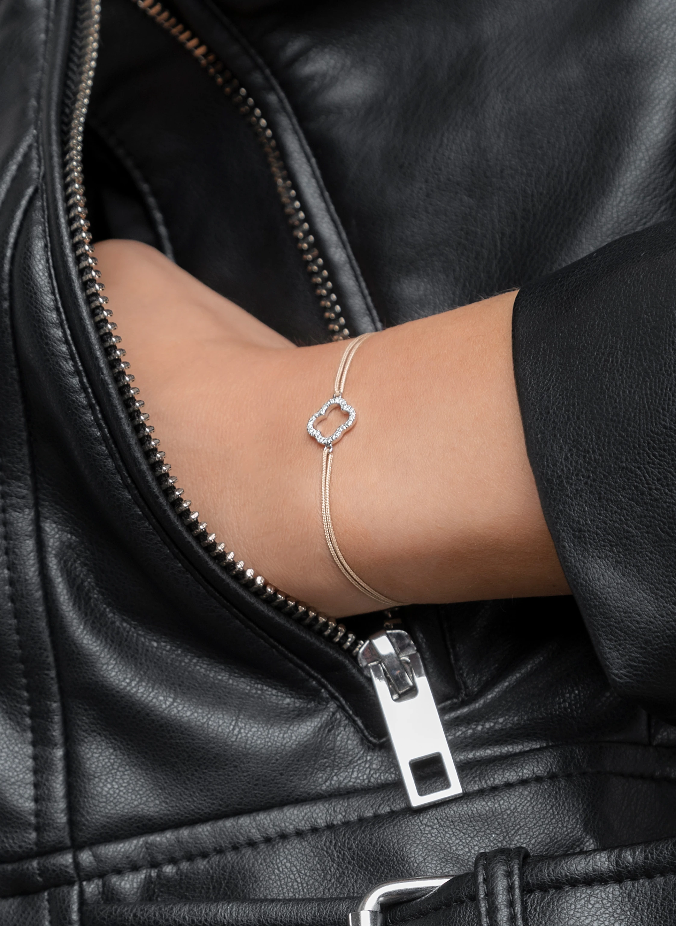 Leaf Freundschaftsarmband CLOVER aus 18 Karat Weißgold mit Diamanten