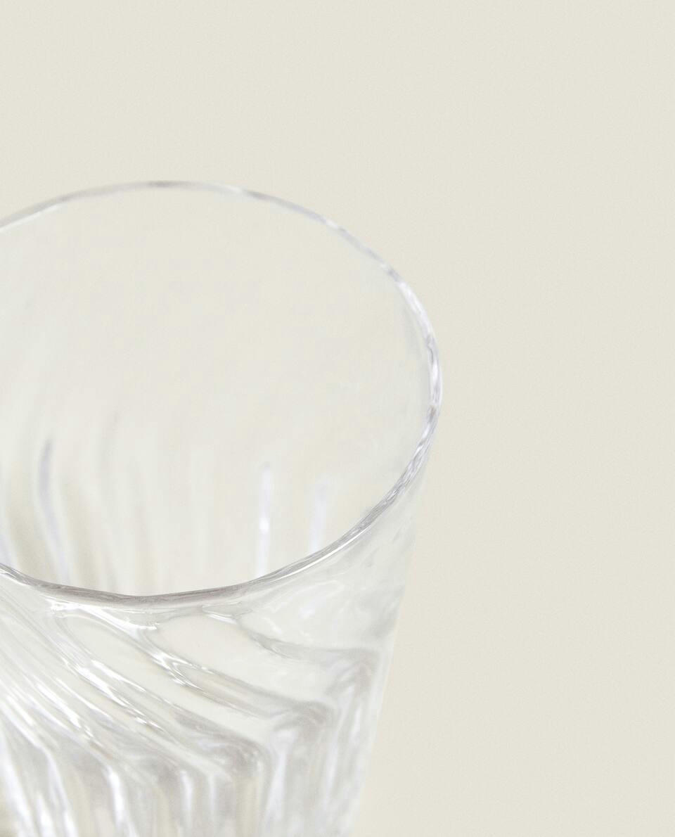 Copo de vidro com design de linhas