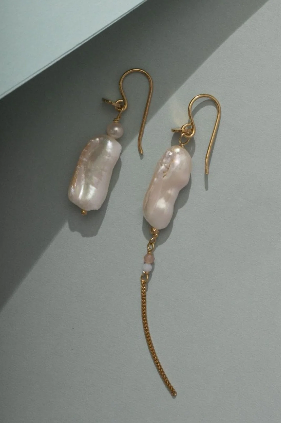 Stine A Long Baroque Pearl Earring Peach Sorbet Goldenen