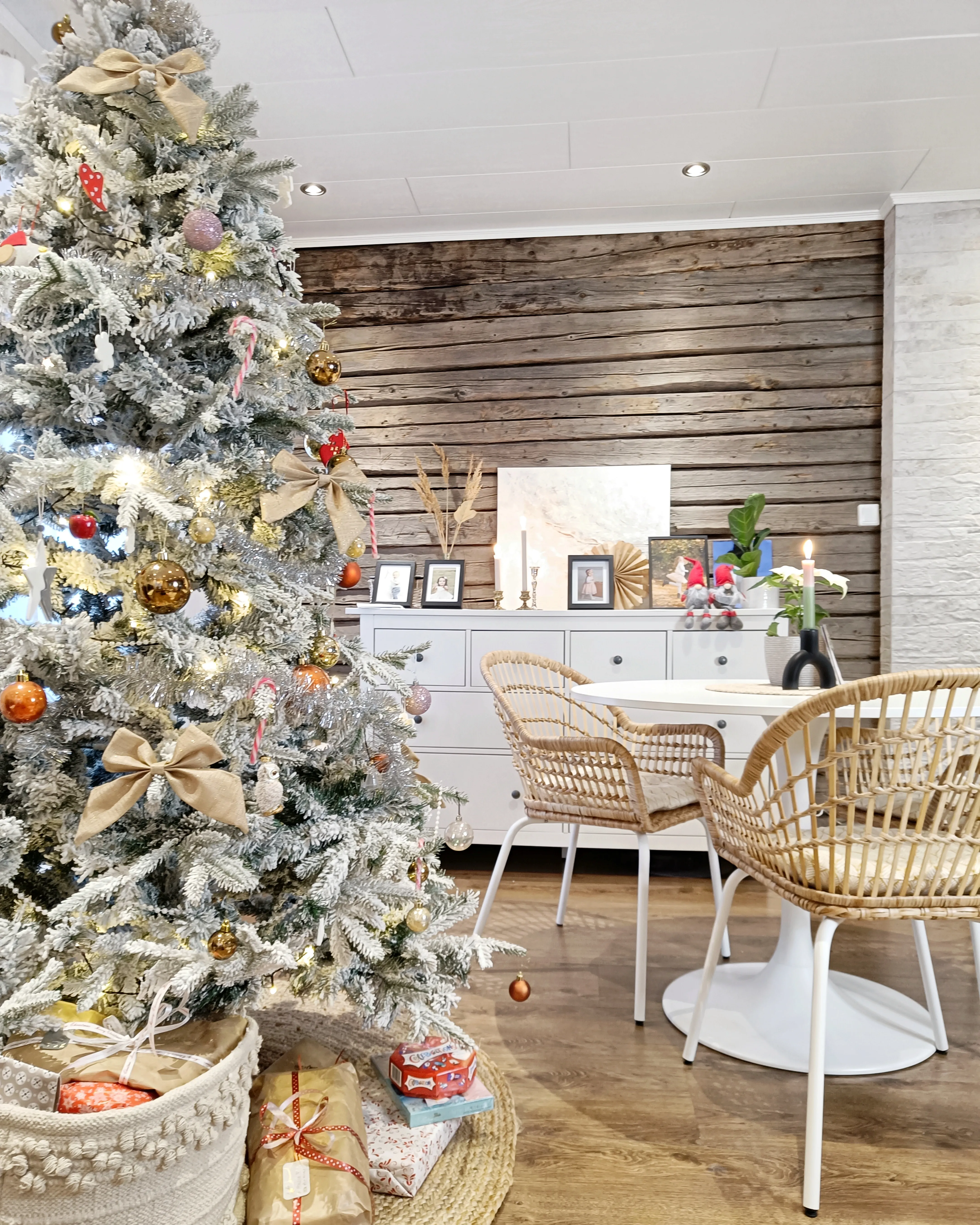 Besneeuwde kunstkerstboom TOMICHI 210 cm Wit