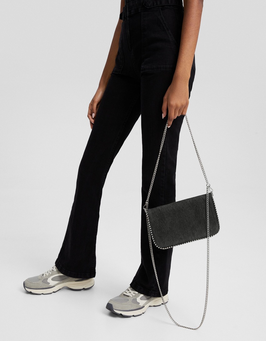 Bolsa transversal em jeans com aplicações de miçangas.
