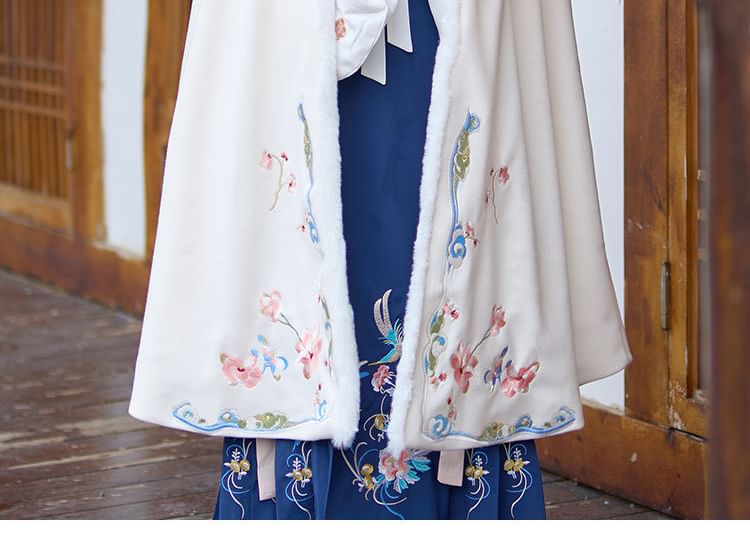 Meisjesaanbieding - Hanfu-cape met staande kraag, bloemenborduursel, pluizige rand en strik aan de voorkant
