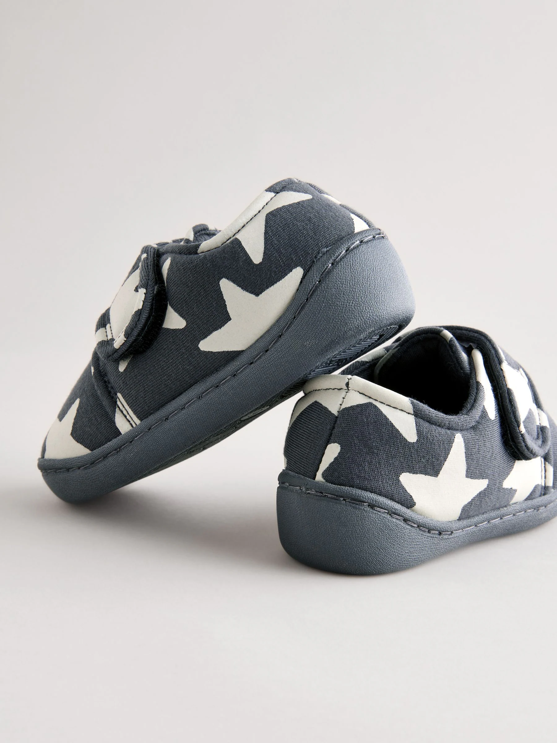 Grijs met sterren - Pantoffels met klittenbandsluiting en omgevende zool