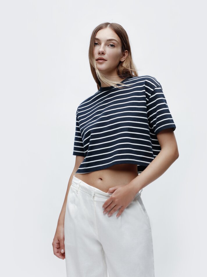 Camiseta cropped de manga curta - Branca/Azul Marinho
