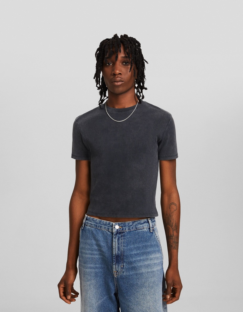 Camiseta cropped de manga curta com efeito desbotado