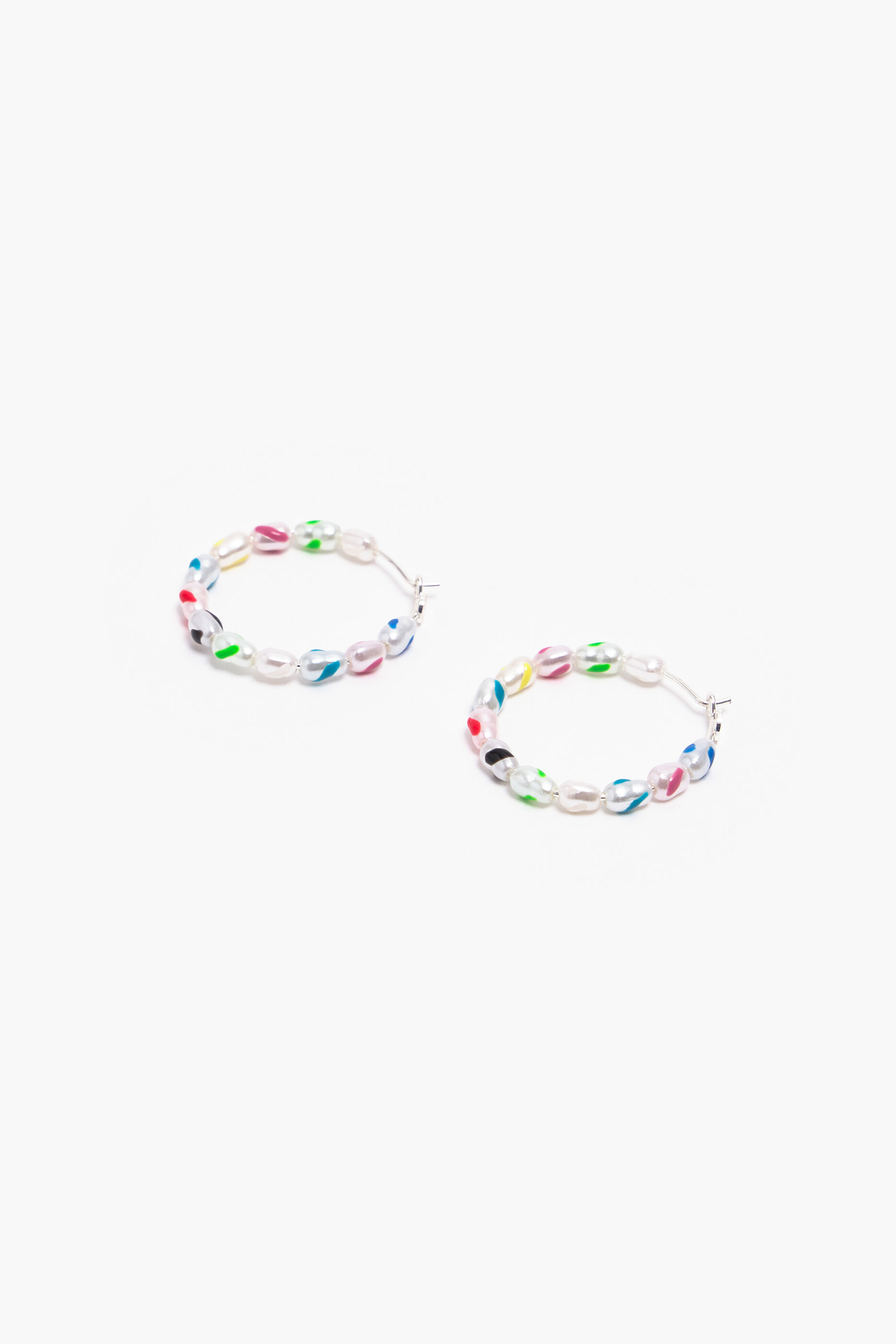 Brincos de argola médios com pérolas multicoloridas.