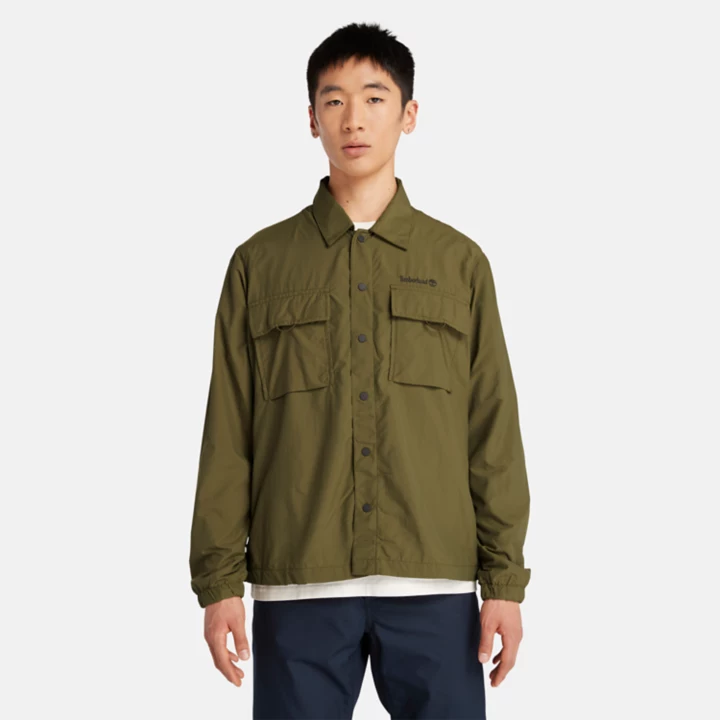 Camisa leve e repelente à água para homens na cor verde.
