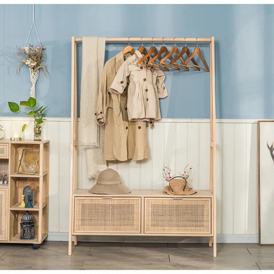 Massief houten kledingrek met rieten zitting