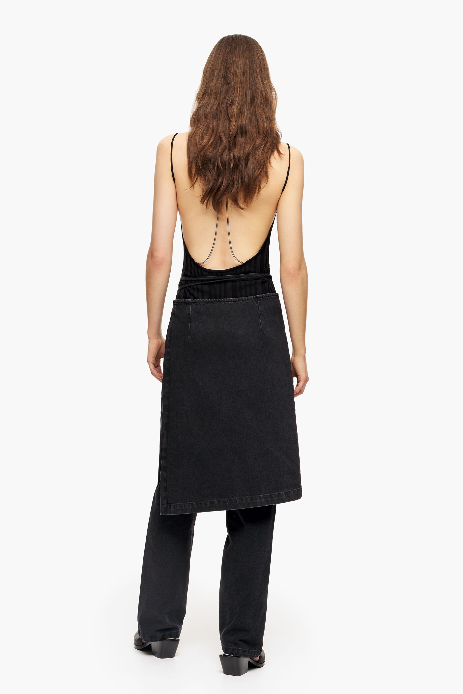 Conjunto de saia e calça jeans pretas com lavagem especial