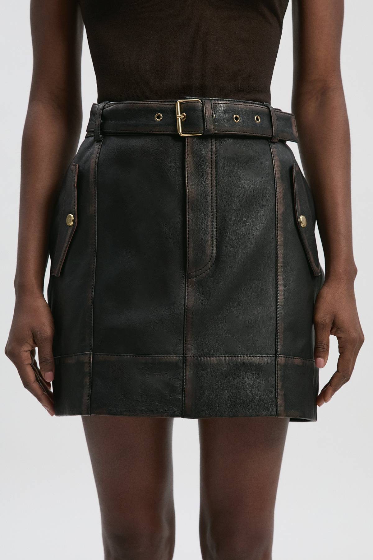KarenMillen Mini-jupe en Cuir Délavé avec Ceinture