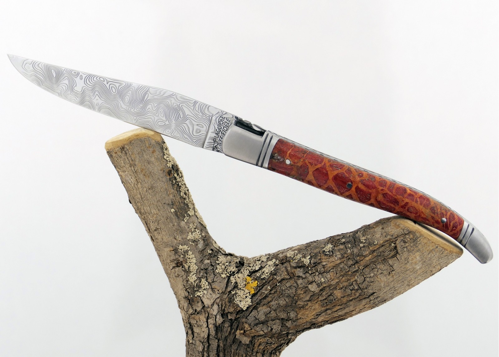 Couteau Laguiole avec un manche en corail Rouge et une lame Damas