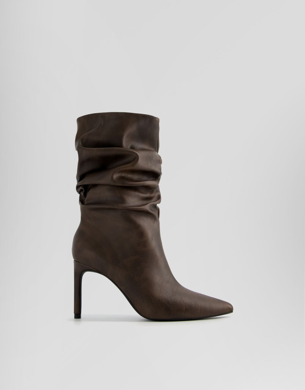 Botas de cano curto com salto agulha e modelagem folgada