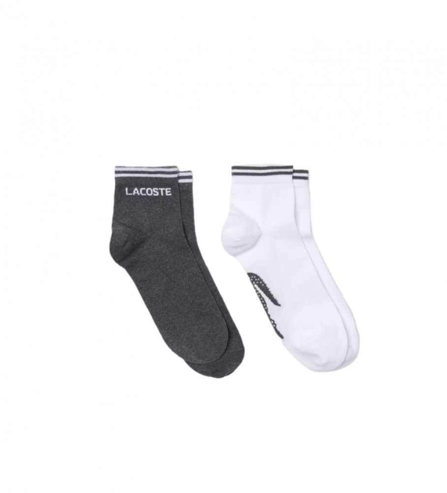 Pacote com 2 pares de meias esportivas cano baixo Lacoste, cinza e branco.