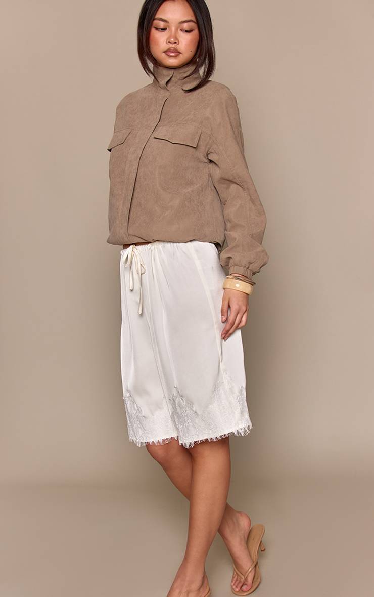 Short Long En Satin Avec Détails En Dentelle