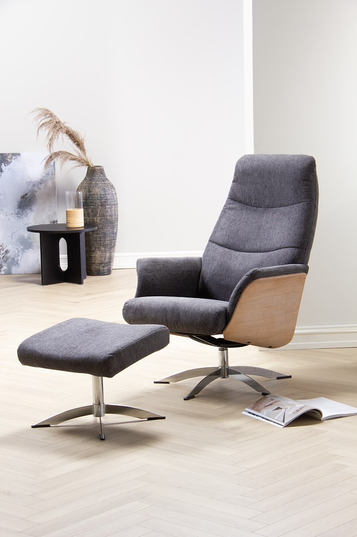 Lioni krakk Tekstil Brego 3596 antracite, med hvitoljet trevanger. Kromfarget space sokkel.