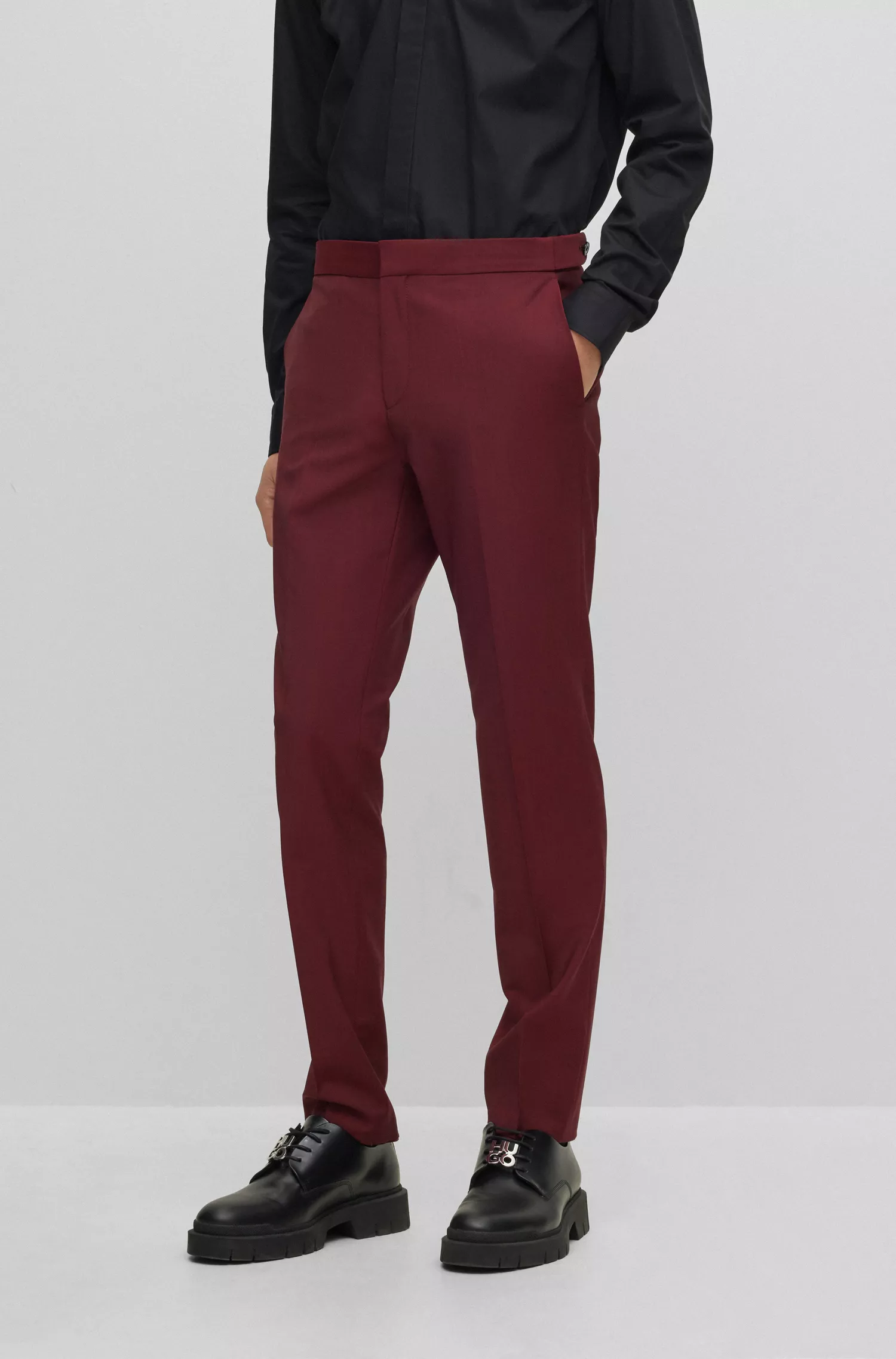 Terno HUGO vermelho de três peças, corte slim, em tecido elástico de alta performance.
