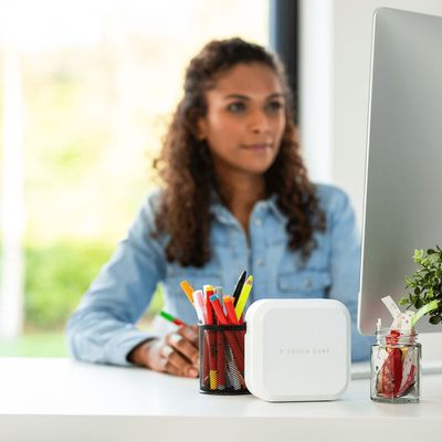 Brother PT-P710BTH P-Touch Cube plus - Étiqueteuse - imprimante d'étiquettes - rechargeable Bluetooth - Blanche