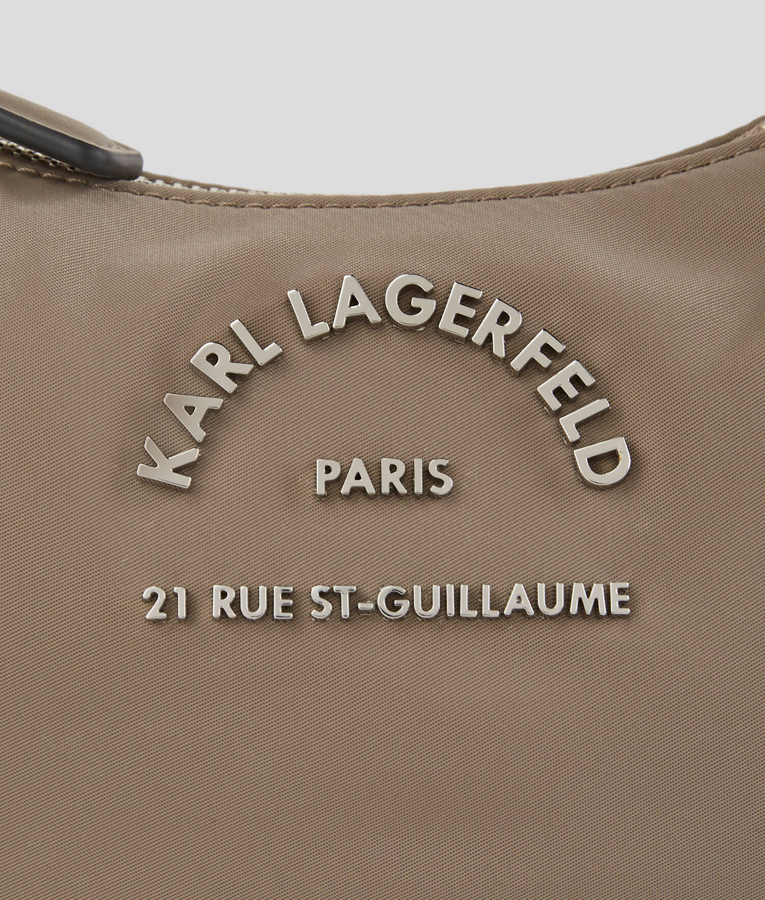 SAC PORTÉ ÉPAULE AVEC LOGO EN MÉTAL RUE ST-GUILLAUME